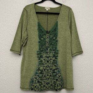 Live And Let Live Woman Green Tunic Top Blouse V-Neck Eyelet Geometric Print 1X
